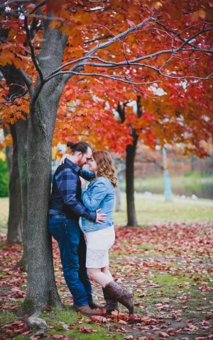 mariage-portrait-couple-fiancailles-automne-parc-nature-laval